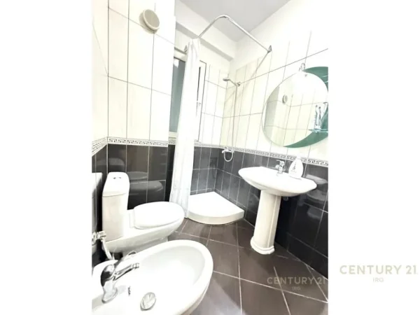 Tirane, jepet me qera apartament 1+1+Ballkon Kati 3, 65 m² 520 € (rrapo hekalli)
