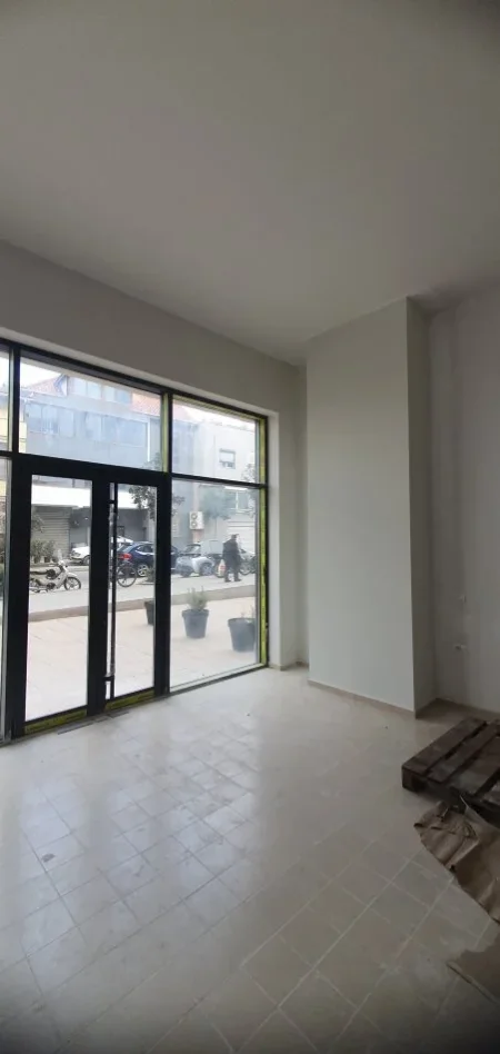 Tirane, jap me qera ambjent biznesi Kati 0, 212 m² 2.999 € (Ali Shefqeti)