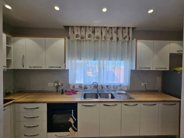 Tirane, jepet me qera apartament 2+1 Kati 2, 145 m² 550 € (Shkoze CAPITAL130860)