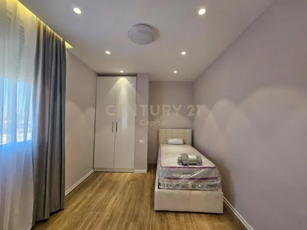 Tirane, jepet me qera apartament 2+1 Kati 2, 145 m² 550 € (Shkoze CAPITAL130860)