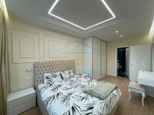 Tirane, jepet me qera apartament 2+1+Ballkon+2 Poste Parkim,  Kati 2, 99 m² 1.400 € (Liqeni i Thate)