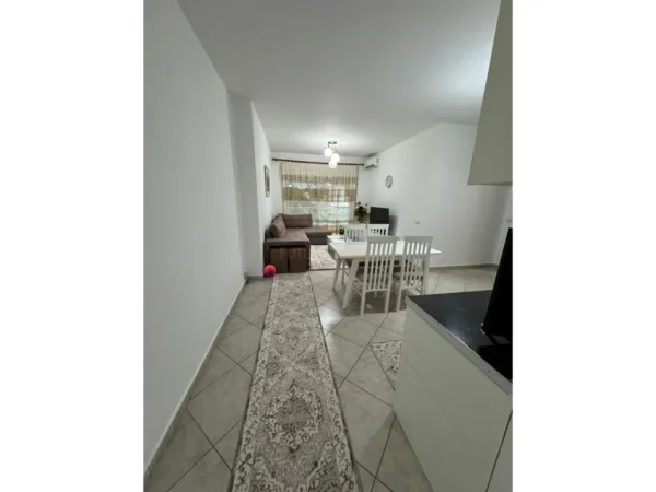Tirane, jepet me qera apartament 2+1+Ballkon Kati 1, 80 m² 600 € (Rruga 5 Maji)