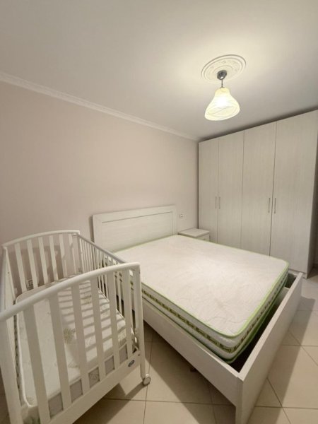 Tirane, jepet me qera apartament 1+1+Ballkon Kati 2, 78 m² 600 € (Rruga e Kosovareve)