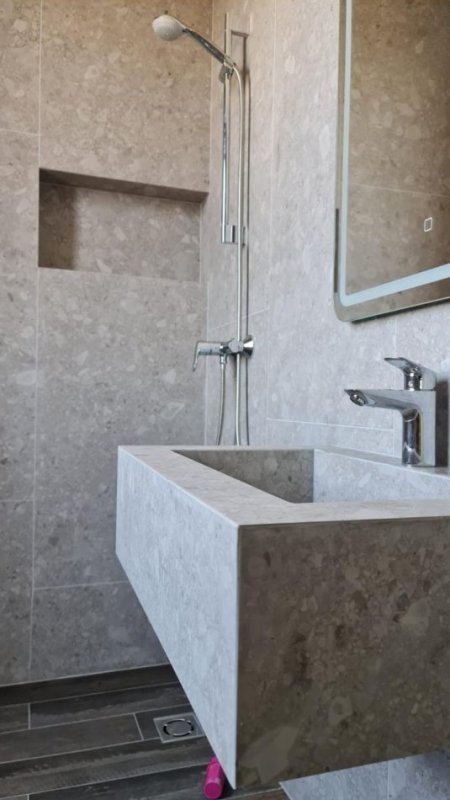 Tirane, jepet me qera apartament 2+1+Ballkon , 90 m² 1.500 € (Rruga e Barrikadave)