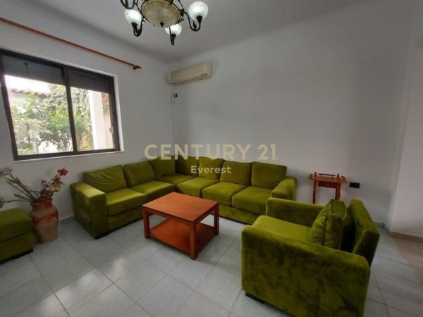 Tirane, jepet me qera apartament 3+1 Kati 1, 150 m² 450 € (Laprake)everest130809