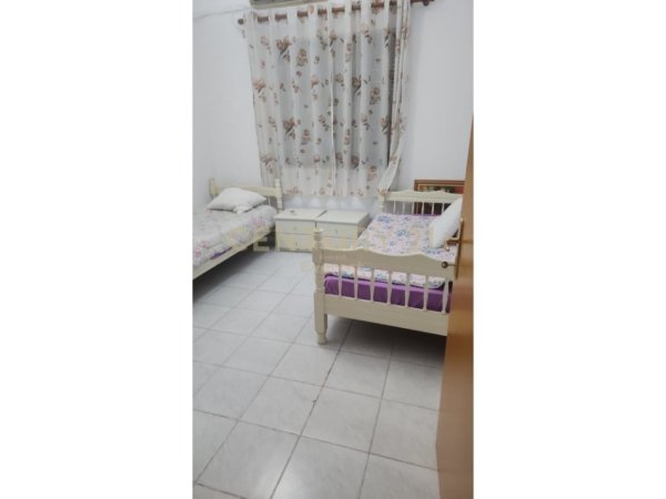 Tirane, jepet me qera apartament 3+1 Kati 1, 150 m² 450 € (Laprake)everest130809