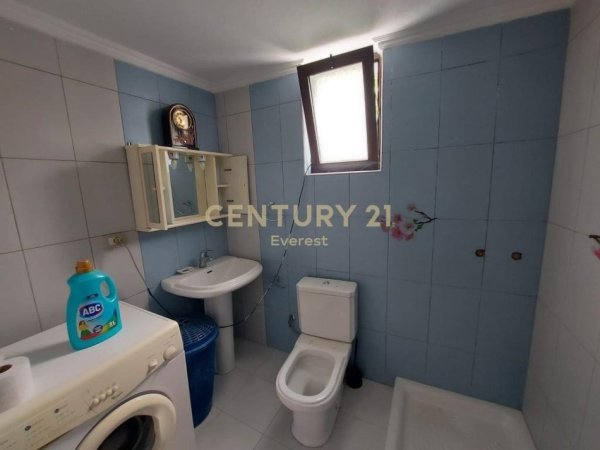 Tirane, jepet me qera apartament 3+1 Kati 1, 150 m² 450 € (Laprake)everest130809