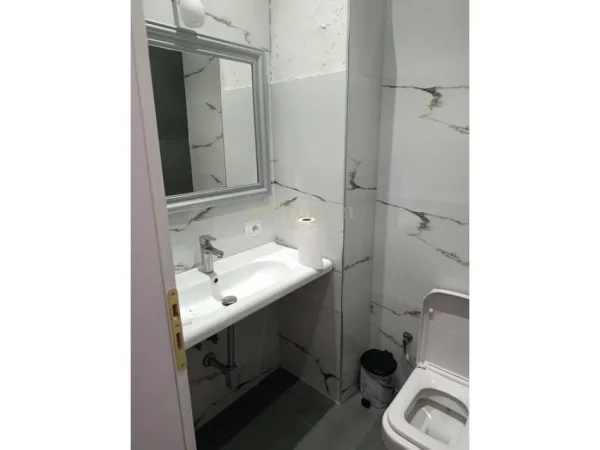 Tirane, jepet me qera ambjent biznesi Kati 2, 107 m² 800 € (misto mame llazi miho)