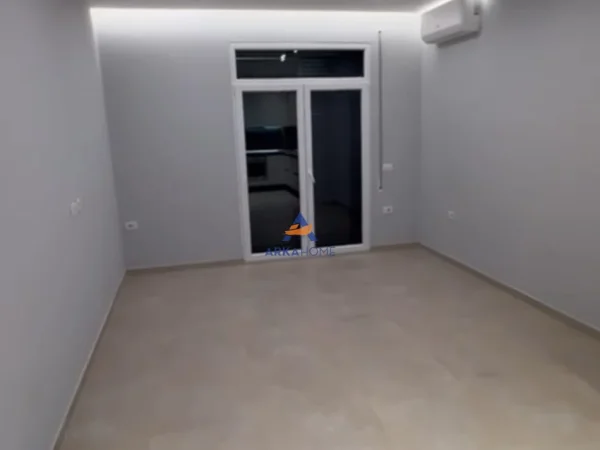 Tirane, jepet me qera apartament 1+1+Ballkon Kati 8, 60 m² 415 € 