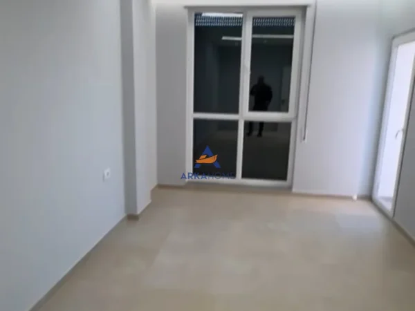 Tirane, jepet me qera apartament 1+1+Ballkon Kati 8, 60 m² 415 € 