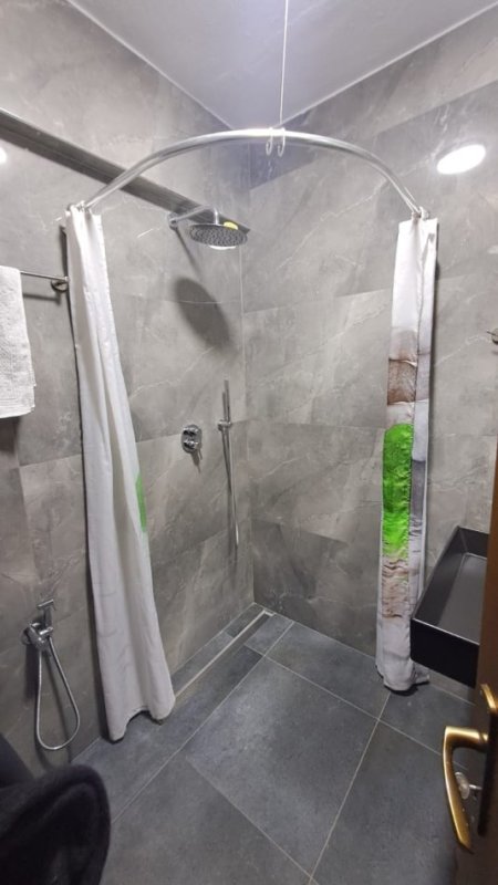 Tirane, jepet me qera 2+1 Kati 2, 100 m² 500 € 