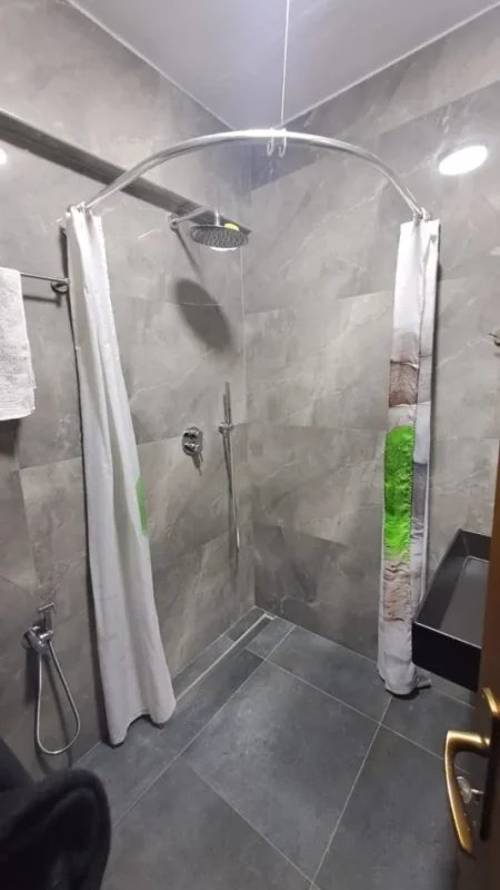 Tirane, jepet me qera 2+1 Kati 2, 100 m² 500 € 