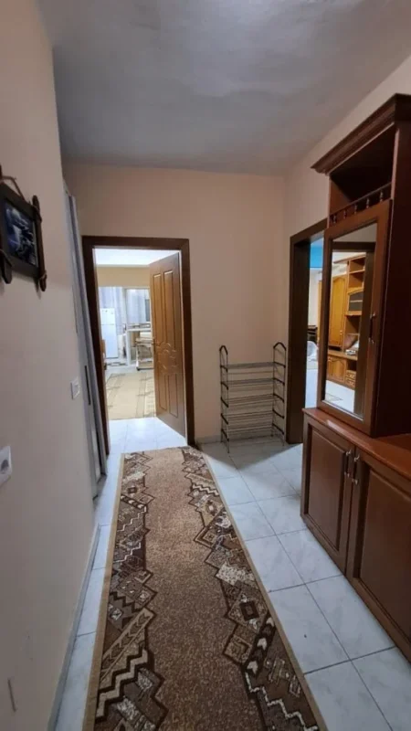 Tirane, jepet me qera 2+1 Kati 2, 100 m² 500 € 