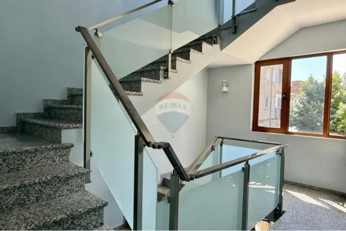 Tirane, shitet ambjent biznesi , 588 m² (Shkolla e Bashkuar Shkolla e Bashkuar, Tiranë(ID: 530291018-1024)