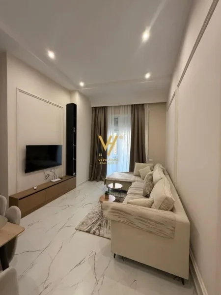 Tirane, jepet me qera apartament 2+1+Ballkon Kati 3, 80 m² 1.200 € (QENDER)