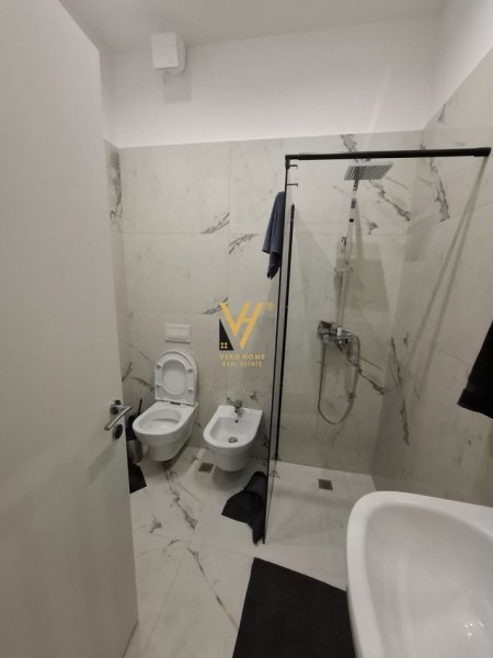 Tirane, jepet me qera apartament 2+1+Ballkon Kati 3, 80 m² 1.200 € (QENDER)