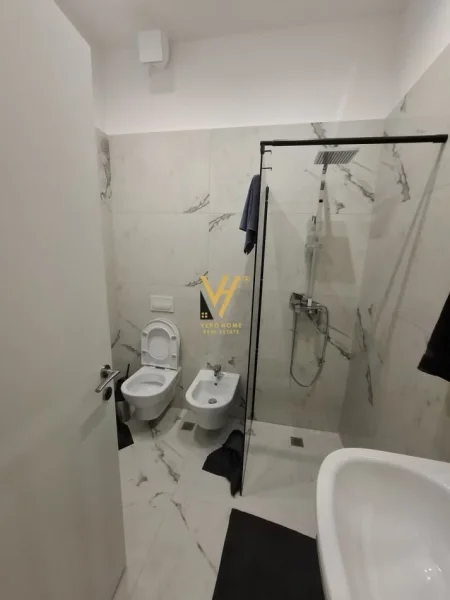 Tirane, jepet me qera apartament 2+1+Ballkon Kati 3, 80 m² 1.200 € (QENDER)