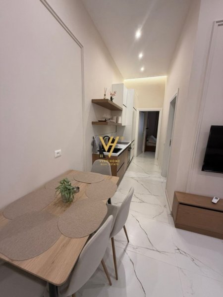 Tirane, jepet me qera apartament 2+1+Ballkon Kati 3, 80 m² 1.200 € (QENDER)