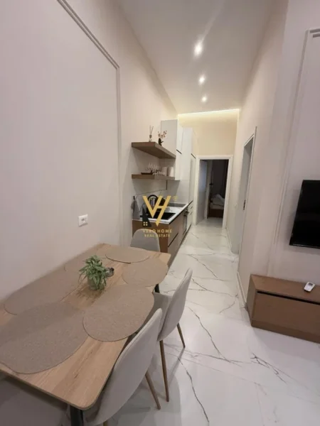 Tirane, jepet me qera apartament 2+1+Ballkon Kati 3, 80 m² 1.200 € (QENDER)