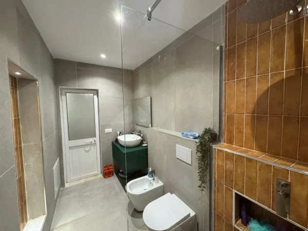 Tirane, jepet me qera apartament 1+1 Kati 4, 600 €