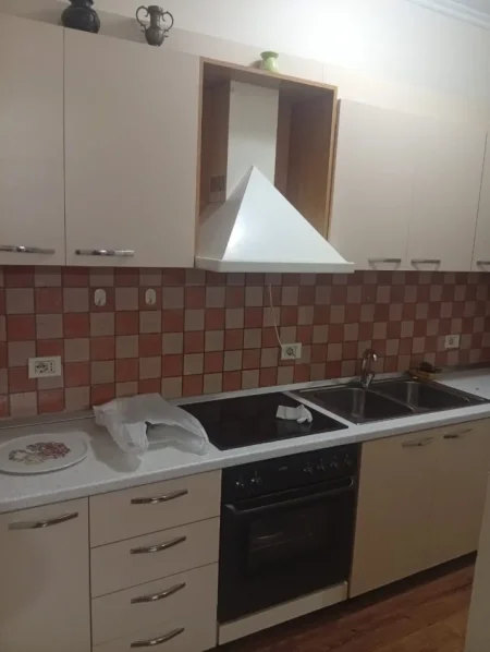 Jepet me Qera Apartament 2+1 tek Pazari i Ri,   600 €uro