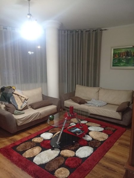 Jepet me Qera Apartament 2+1 tek Pazari i Ri,   600 €uro