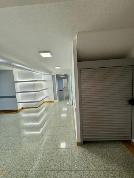 Tirane, jepet me qera ambjent biznesi Kati 1, 655 m² 5.800 € (RRUGA E KAVAJES)