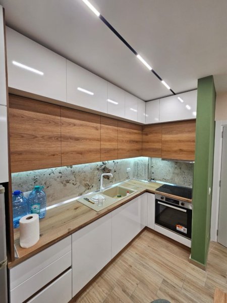 Vlore, jepet me qera nga Pronari, pa-komision apartament 1+1+Ballkon Kati 5, 65 m² 450 € (Lungomare)