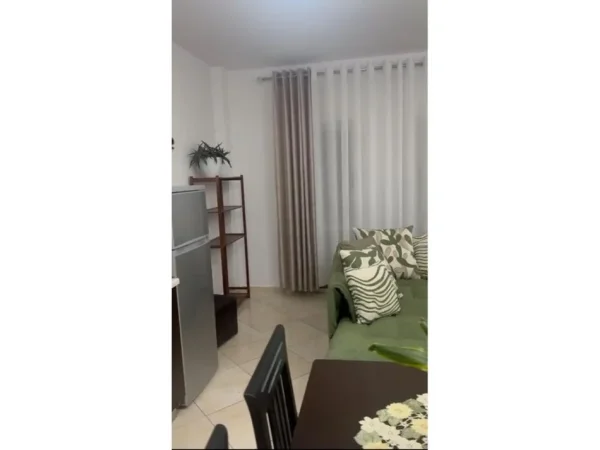 Tirane, jap me qera apartament 1+1 Kati 1, 100 m² 650 € (Bon Bosko)