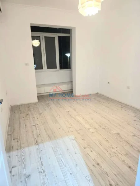 Tirane, jepet me qera zyre Kati 2, 110 m² 800 € (Rruga e Kavajes)