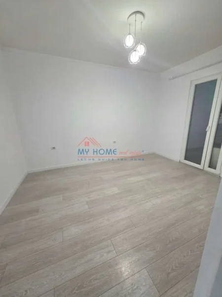 Tirane, jepet me qera zyre Kati 2, 110 m² 800 € (Rruga e Kavajes)
