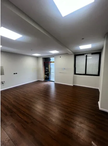 Tirane, jepet me qera zyre Kati 2, 157 m² 1.500 € (ish tregu elektrik)
