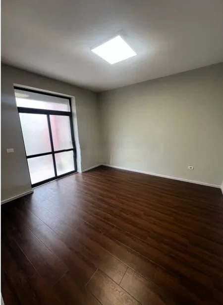 Tirane, jepet me qera zyre Kati 2, 157 m² 1.500 € (ish tregu elektrik)