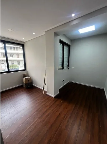Tirane, jepet me qera zyre Kati 2, 157 m² 1.500 € (ish tregu elektrik)