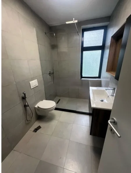 Tirane, jepet me qera zyre Kati 2, 157 m² 1.500 € (ish tregu elektrik)