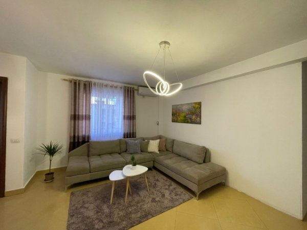 Tirane, jepet me qera apartament 2+1+Ballkon Kati 4, 92 m² 720 € (Te Kinema 17 Nentori, prane Galerise)