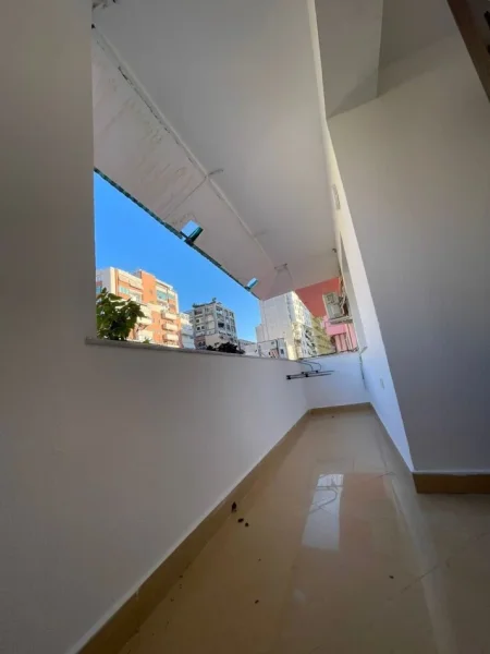 Tirane, jepet me qera apartament 2+1+Ballkon Kati 4, 92 m² 720 € (Te Kinema 17 Nentori, prane Galerise)