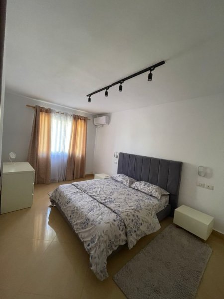 Tirane, jepet me qera apartament 2+1+Ballkon Kati 4, 92 m² 720 € (Te Kinema 17 Nentori, prane Galerise)
