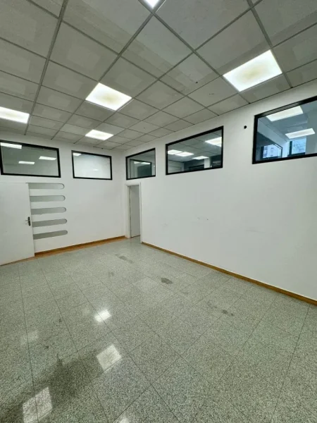 Tirane, jepet me qera ambjent biznesi , 655 m² 5.800 € 