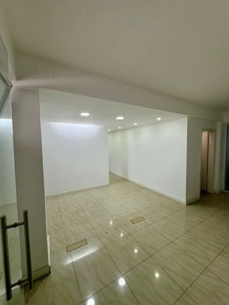 Tirane, jepet me qera ambjent biznesi , 655 m² 5.800 € 