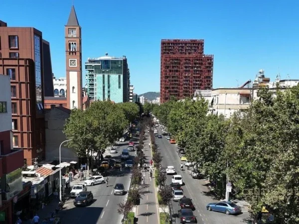 Tirane, jepet me qera ambjent biznesi , 655 m² 5.800 € 