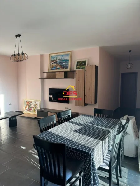 Vlore, jepet me qera apartament 3+1+Ballkon Kati 8, 170 m² 400 € (Rruga Pelivan Leskaj)