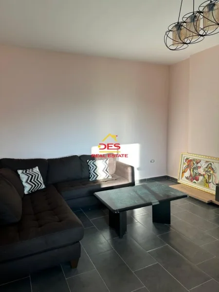 Vlore, jepet me qera apartament 3+1+Ballkon Kati 8, 170 m² 400 € (Rruga Pelivan Leskaj)