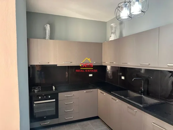 Vlore, jepet me qera apartament 3+1+Ballkon Kati 8, 170 m² 400 € (Rruga Pelivan Leskaj)