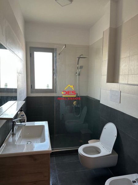 Vlore, jepet me qera apartament 3+1+Ballkon Kati 8, 170 m² 400 € (Rruga Pelivan Leskaj)