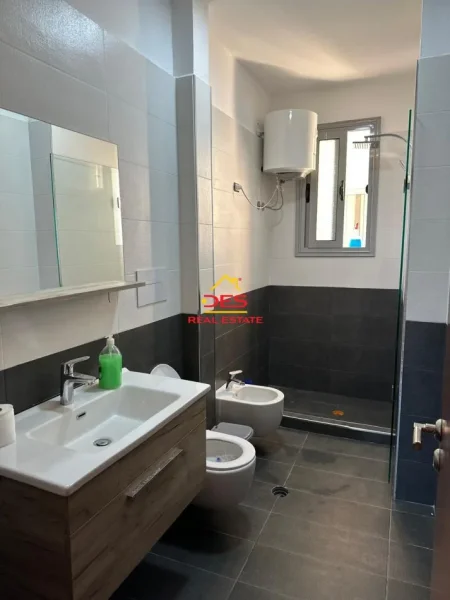Vlore, jepet me qera apartament 3+1+Ballkon Kati 8, 170 m² 400 € (Rruga Pelivan Leskaj)