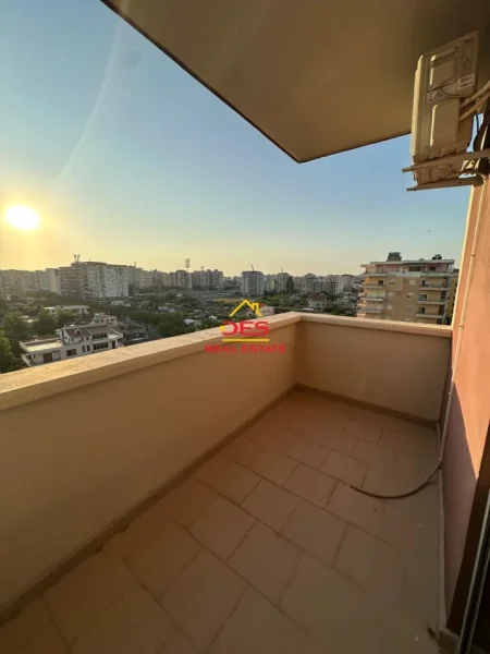 Vlore, jepet me qera apartament 3+1+Ballkon Kati 8, 170 m² 400 € (Rruga Pelivan Leskaj)