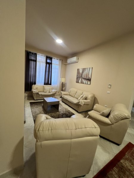 Tirane, jepet me qera nga Pronari, pa-komision apartament 2+1+Aneks+Ballkon Kati 1, 124 m² 550 €