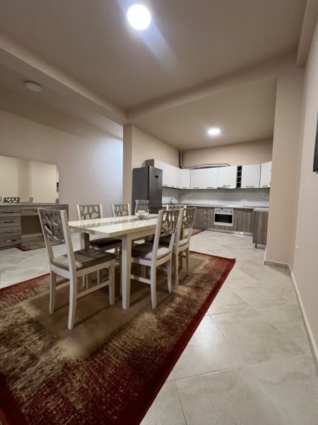 Tirane, jepet me qera nga Pronari, pa-komision apartament 2+1+Aneks+Ballkon Kati 1, 124 m² 550 €