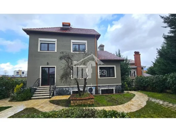 Tirane, jepet me qera Vile 3 Katshe , 475 m² 4.000 € (NE MJULL – BATHORE, 5 MIN NGA TEG)